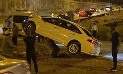 Otomobil Kaya Parçasının Üzerinde Asılı Kaldı!