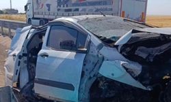 Ticari araç bariyerlere çarptı: Bir ölü 2 yaralı