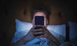 Yatak odasında telefon kullanımı uyku kalitesini düşürüyor
