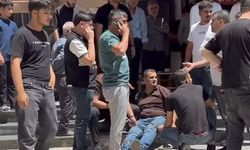 Çay İçerken İki Ayağından Vuruldu