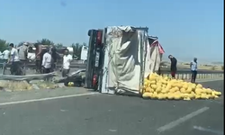 Kara yolunda kavun yüklü kamyon devrildi