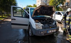 Batman'da Seyir Halindeki Hafif Ticari Araç Alev Alev Yandı: Sürücünün Soğukkanlı Müdahalesi Faciayı Önledi