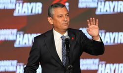 Özgür Özel Mikrofon Olayı Nedir? Özgür Özel Canlı Yayında Mikrofonlarla Ne Yaptı? Özgür Özel Simetri Hastası mı?