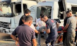 Tır ile Hafif Ticari Araç Çarpıştı: 6 Yaralı