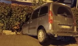 Batman’da Korkutan Kaza! Hafif Ticari Araç Bahçe Duvarına Çarptı