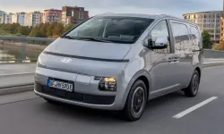 HYUNDAI, 800V MİMARİSİ, 450 KM WLTP MENZİLİ VE 1.040 KG YÜK TAŞIMA KAPASİTESİYLE DONATILMIŞ STARIA CARGO'YU TANITTI