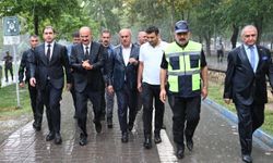 Vali Canalp’tan Dikkat Çeken Açıklama “Şemsiye Açtırsaydık da Eleştirilecektik”