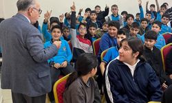 Yalvaç Ural’dan Batmanlı öğrencilere hayati mesaj: Kitap okuyun, teknolojiye esir olmayın!