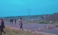 Trafik kazası sonrası halk yolu kapattı