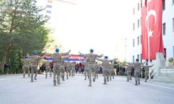 Komandolar Zeybek Performansıyla Göz Doldurdu