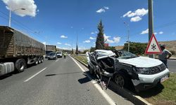 Araç tırın altına girdi: 2 yaralı