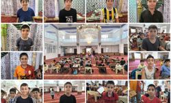 Yaz tatillerini camide Kur'an okuyarak geçiriyorlar