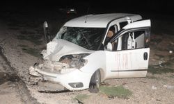 Tır ile hafif ticari araç çarpıştı: 3 yaralı
