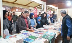 Rektör Demir kitap fuarını gezdi
