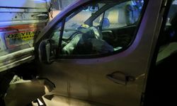 OTOMOBİL KAMYONETİN ALTINA GİRDİ: 1 YARALI