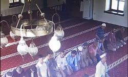 Down sendromlu Emirhan, namaz kıldıran imamın yanına oturup ona eşlik etti