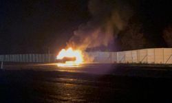 Otomobil alev topuna döndü, eşi ve kızını son anda kurtardı