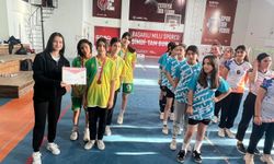 BADMİNTON’UN YILDIZLARI BELLİ OLDU