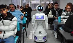 Robot 'Galaksi', sürücü kursunda eğitmenlik yapıyor