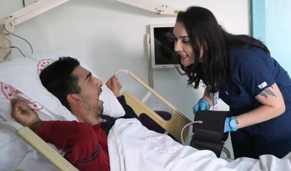 Sibel Hemşire, hastalara sesiyle deva oluyor