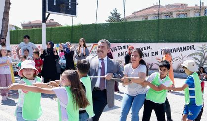Bakan Tekin, öğrenciler ile birlikte halat çekti