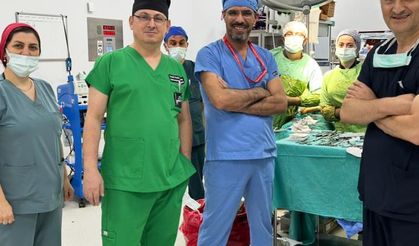 Hastanın karaciğerinden 90 santimetrelik kedi-köpek kisti çıkarıldı