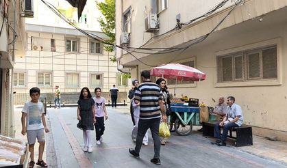 Batman'da yola sarkan kablolar tehlike saçıyor