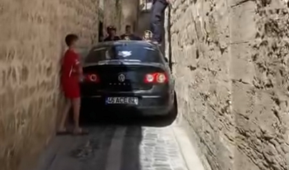 Navigasyonun yönlendirdiği araç sokakta sıkıştı