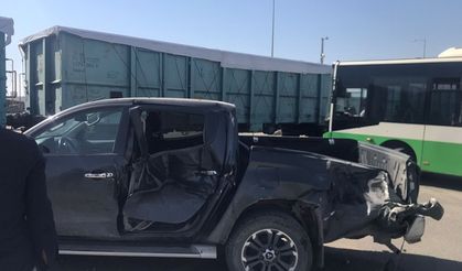Batman'da yük treni araçla çarpıştı. Tren seferi gecikti