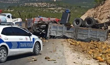 Otobüs ile kavun yüklü kamyon çarpıştı: 3 ölü, 7 yaralı