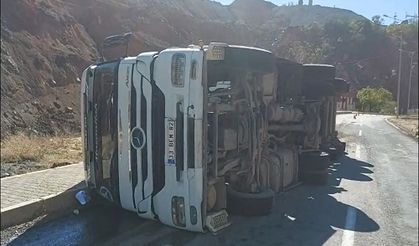 Elazığ’dan Diyarbakır’a giden tır devrildi: Sürücü yaralandı