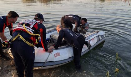 Batman çayında mahsur kalan aileyi itfaiye kurtardı