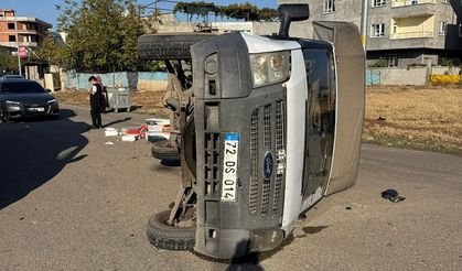 Batman'da transit  ile otomobil çarpıştı: 2 yaralı