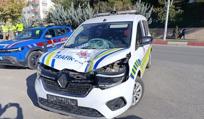 Polis otosunun çarptığı kadın, ağır yaralandı