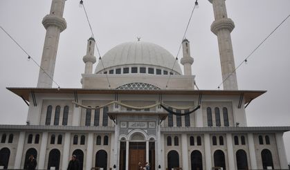 Halk, Necat Nasıroğlu Külliyesinde düzenlenen konserlere büyük tepki gösterdi