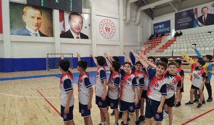Batman Petrol Ortaokulu Namağlup Şampiyon Oldu