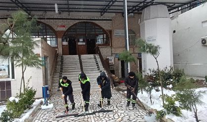 İbadethane Çevreleri Kardan Arındırıldı