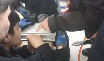 Parmağı Akıllı Tahtaya Sıkışan Öğrenci Kurtarıldı