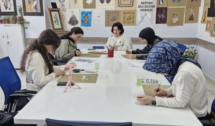 Kadınlar Tezhip Sanatıyla Hem Sosyalleşiyor Hem Üretiyor