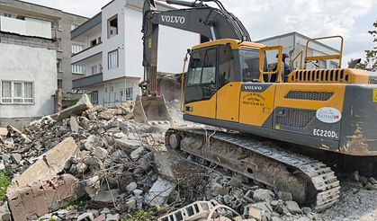 Metruk yapı yıkıldı