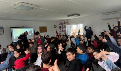 ÖĞRENCİLER YANGINDA ALINMASI GEREKEN ÖNLEMLERİ ÖĞRENİYOR