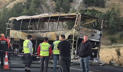 Bariyerlere çarpan yolcu otobüsü alev aldı: 8 ölü, 33 yaralı