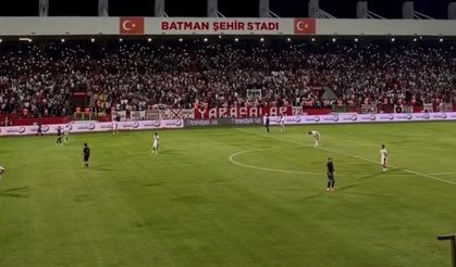 Batman Stadyumu’nda 72. Dakikada Işık Şovu! Taraftardan Gövde Gösterisi