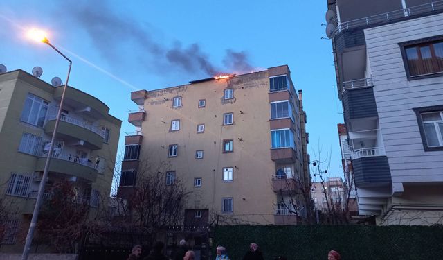 Çatı katında patlayan piknik tüpü paniğe neden oldu