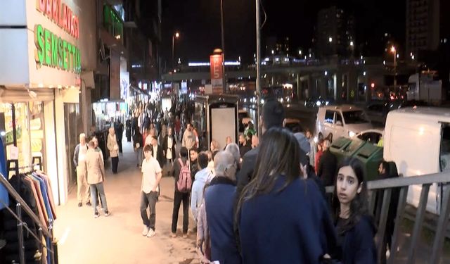 Baklava almak isteyenler tatlıcının önünde kuyruk oluşturdu