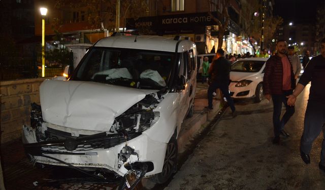 TRAFİK KAZASI: 2 YARALI