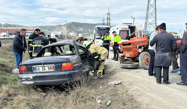 Ehliyetsiz sürücünün kullandığı otomobil ile traktör çarpıştı