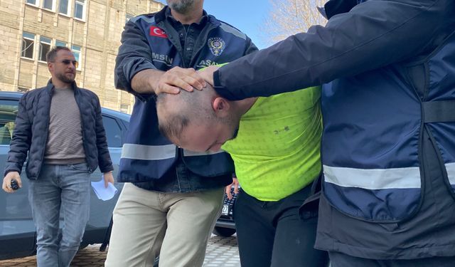 Eski eşinin dedesini, boğazını bıçakla keserek öldürdü