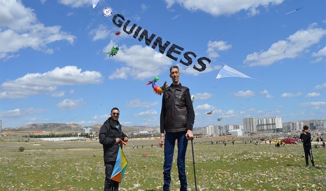 Mardin'de dünyanın en uzun adamı uçurtma şenliğine katıldı
