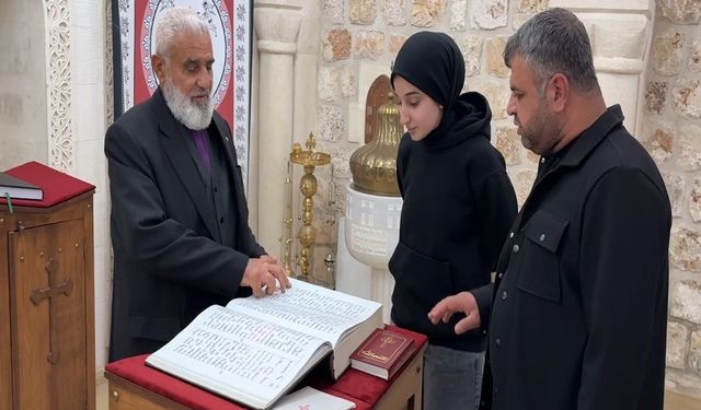 Süryani papaz, 70 yıldır gönül verdiği hat sanatını öğrencilere aktardı